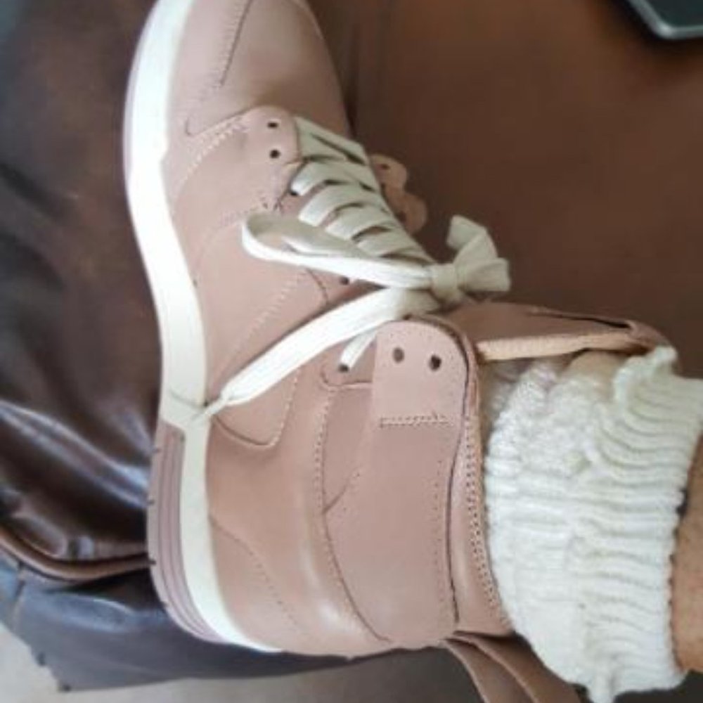 Steve Madden "Bizzy" high top sneaker in Blush Women Size 9